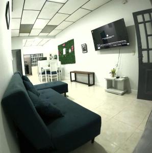un soggiorno con divano e TV a schermo piatto di Apartamento Familiar, Brrio Olimpico! a Villavicencio Altre 9 foto