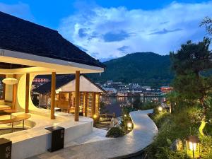 Nespecifikovaný výhled na hory nebo výhled na hory při pohledu z penzionu