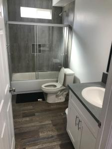 A bathroom at VWM Hostel