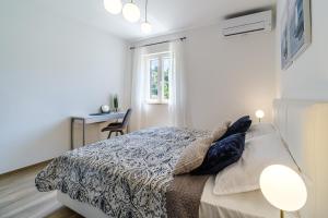 Postel nebo postele na pokoji v ubytování Seaside luxury villa with a swimming pool Splitska, Brac - 23815 + 40 fotografií