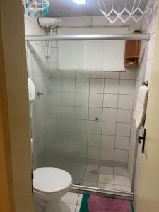 Un pequeño baño con inodoro y ducha. en BrunoApartamentos Recife - Derby Boa Vista - Apt 206, en Recife
