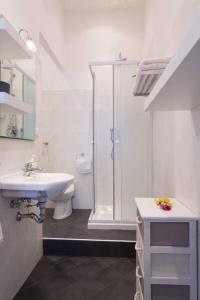La salle de bains blanche est pourvue d'une douche et d'un lavabo. dans l'établissement Stazione Vaticana 5 Apartment, à Rome