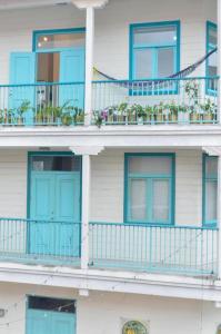 un edificio con porte blu e balcone di Bocas Style Casco Viejo a Città di Panama