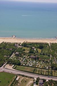 een luchtzicht op een strand en de oceaan bij Camping Klaus in Cavallino-Treporti