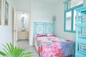 una camera con un letto, una finestra e un lavandino di Bocas Style Casco Viejo a Città di Panama