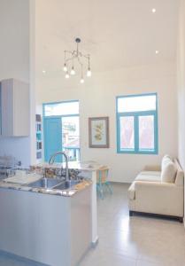 una cucina e un soggiorno con un lavandino e un divano di Bocas Style Casco Viejo a Città di Panama
