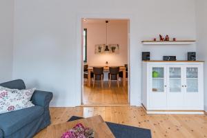 a living room with a couch and a dining room at Feriendomizil am Gänsemarkt in Eckernförde