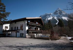 O vedere generală la munți sau o vedere la munte luată de la acest apartament