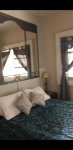 a bedroom with a bed with two pillows and a window at Dreams in La Plata