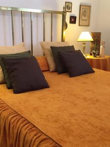 Una cama grande con dos almohadas encima. en Dpto Nenucha, en Bahía Blanca