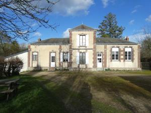 an old brick house with a picnic table in front of it at Gîte 5 pers avec jardin clos et barbecue, nature et détente à Les Ressuintes, proche La Ferté-Vidame - FR-1-581-37 in Les Ressuintes