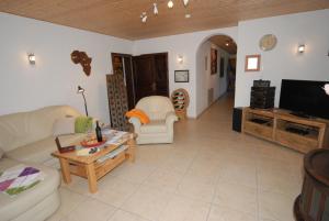 海利根港Ferienwohnung Strandperle的客厅里有一张沙发和一台电视