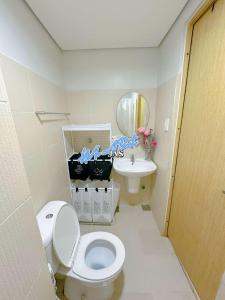 マニラにあるJAS Hide and Restのトイレと洗面台付きのバスルーム