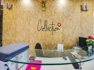 an office with a glass counter and a sign on the wall at Super Hotel O Smriti Star in Bhopal