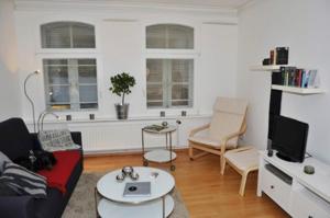 a living room with a couch and a table at Kunst&Handwerk in Eckernförde