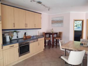 Η κουζίνα ή μικρή κουζίνα στο Darssurlaub App 5