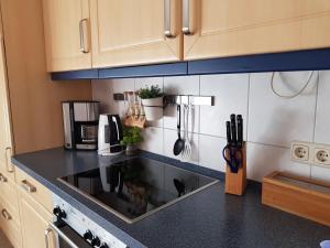 Η κουζίνα ή μικρή κουζίνα στο Darssurlaub App 5