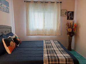 un dormitorio con una cama y una ventana en Peace Stay, en Edmonton