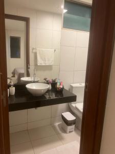 ein Badezimmer mit Waschbecken und Toilette in der Unterkunft Iloa Resort Residence 001C in Barra de São Miguel + 6 Fotos