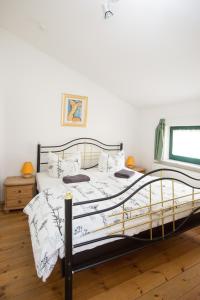 a bedroom with a bed with white sheets and a window at Haus Lucie am Jabeler See in Jabel
