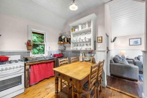 Η κουζίνα ή μικρή κουζίνα στο Red Dog Cottage