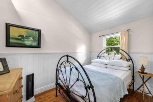 Ένα ή περισσότερα κρεβάτια σε δωμάτιο στο Red Dog Cottage