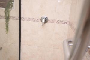 Ένα μπάνιο στο Charming Apartment in the heart of Harare +9 φωτογραφίες