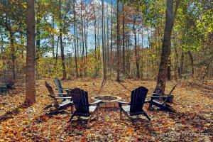 Mill SpringCedar Ridge的三把椅子和一张桌子