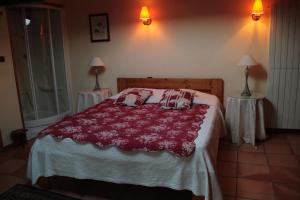 una camera con un letto con una coperta rossa di Anges Gardiens a Villeneuve-lès-Béziers