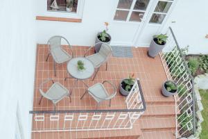 un patio con sedie e piante in vaso di Mien Tied ACHTERN a Heiligenhafen