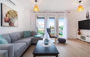 Telewizja i/lub zestaw kina domowego w obiekcie 1 Bedroom Beautiful Apartment In Zadar