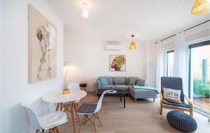Część wypoczynkowa w obiekcie 1 Bedroom Beautiful Apartment In Zadar