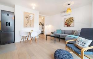 Część wypoczynkowa w obiekcie 1 Bedroom Beautiful Apartment In Zadar