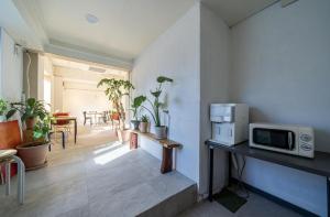 a living room with a microwave on a table at Botanik Hotel Cheonan in Cheonan