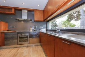 a kitchen with a sink and a large window at Gira-sol Planetcostadorada in Cambrils