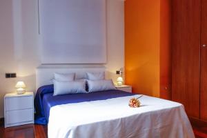 a bedroom with a large bed with a white blanket at Gira-sol Planetcostadorada in Cambrils