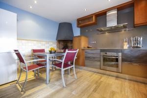 a kitchen with a table and chairs in it at Gira-sol Planetcostadorada in Cambrils +22 photos
