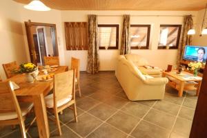 海利根港Ferienwohnung Leuchtturm的带桌子的客厅和餐厅