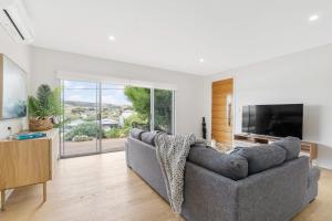 Μια τηλεόραση ή/και κέντρο ψυχαγωγίας στο 19 Carnegie Luxury - Linen Included - WiFi - Walk to beach - Town Views