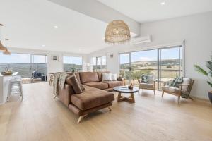 Χώρος καθιστικού στο 19 Carnegie Luxury - Linen Included - WiFi - Walk to beach - Town Views