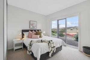 Ένα ή περισσότερα κρεβάτια σε δωμάτιο στο 19 Carnegie Luxury - Linen Included - WiFi - Walk to beach - Town Views