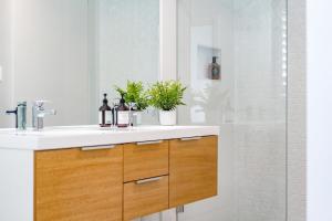 Φωτογραφία από το άλμπουμ του 19 Carnegie Luxury - Linen Included - WiFi - Walk to beach - Town Views σε Port Elliot +33 φωτογραφίες