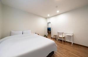 Postel nebo postele na pokoji v ubytování Botanik Hotel Cheonan
