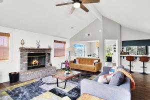 a living room with two couches and a fireplace at Yosemite Vista Highlands in Oakhurst