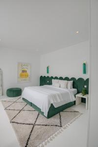 Giường trong phòng chung tại The Cali Villas Canggu