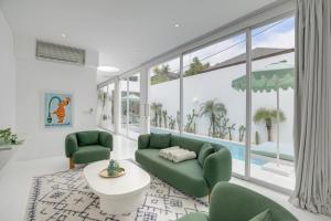 Khu vực ghế ngồi tại The Cali Villas Canggu