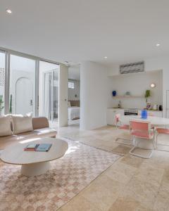 Khu vực ghế ngồi tại The Cali Villas Canggu +47 ảnh