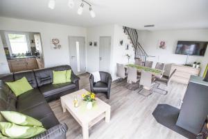 レーベルにあるFerienhaus Seebad im Müritz Seepark 41 aのソファとテーブルのあるリビングルーム