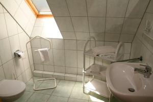 Ένα μπάνιο στο Ferienhaus Eibe am Jabeler See 7a