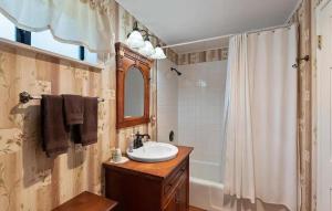 Vannituba majutusasutuses Eaglenest Inn with Pool & SPA